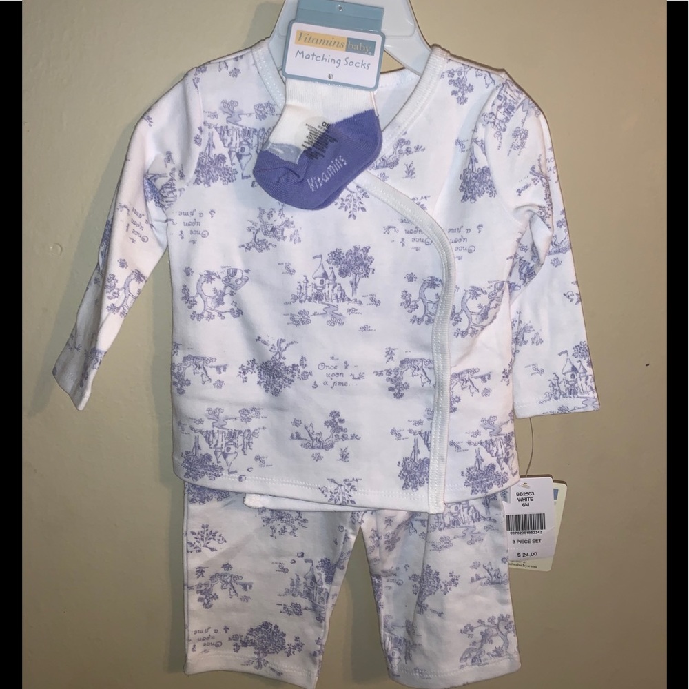 Babies to peace with socks outfit